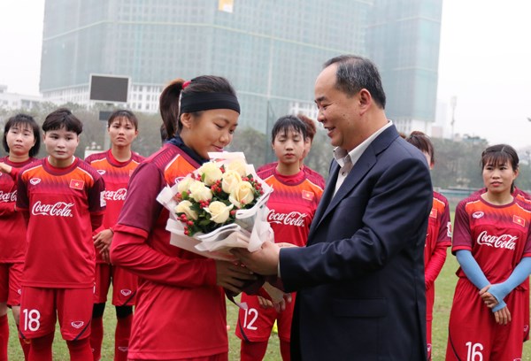 Thứ trưởng Lê Khánh Hải thăm đội tuyển bóng đá nữ QG - Anh 1