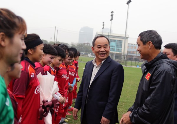 Thứ trưởng Lê Khánh Hải thăm đội tuyển bóng đá nữ QG - Anh 2
