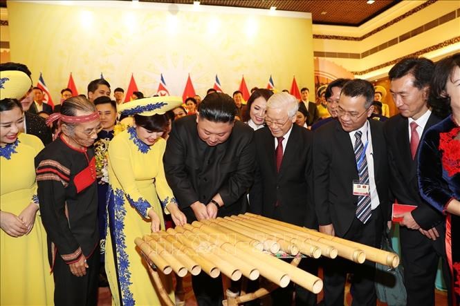 Chủ tịch Triều Tiên Kim Jong Un chơi thử nhạc cụ dân tộc Việt Nam - Anh 1