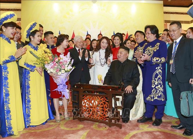 Chủ tịch Triều Tiên Kim Jong Un chơi thử nhạc cụ dân tộc Việt Nam - Anh 11