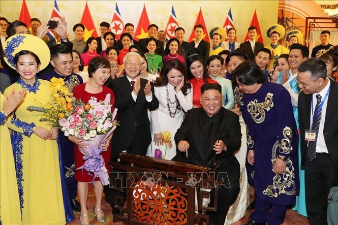 Chủ tịch Triều Tiên Kim Jong Un chơi thử nhạc cụ dân tộc Việt Nam - Anh 2