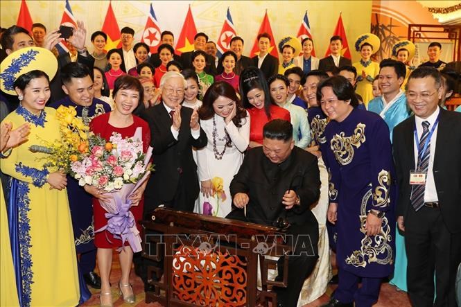 Chủ tịch Triều Tiên Kim Jong Un chơi thử nhạc cụ dân tộc Việt Nam - Anh 3