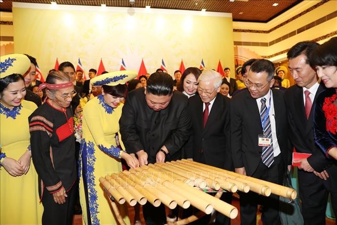 Chủ tịch Triều Tiên Kim Jong Un chơi thử nhạc cụ dân tộc Việt Nam - Anh 4