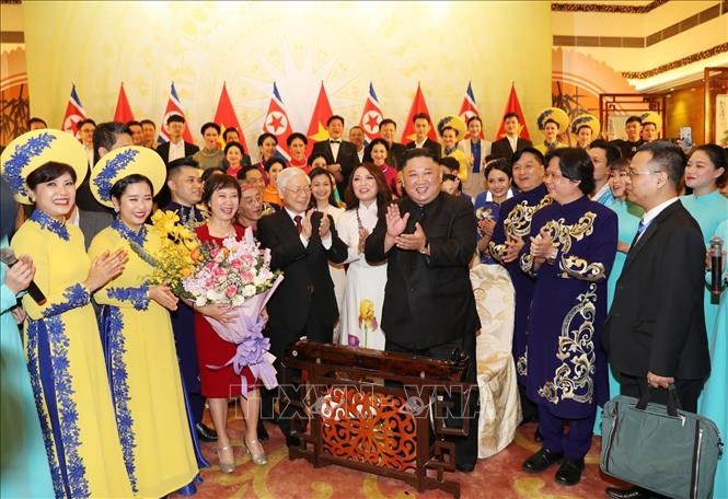Chủ tịch Triều Tiên Kim Jong Un chơi thử nhạc cụ dân tộc Việt Nam - Anh 5
