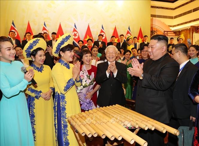 Chủ tịch Triều Tiên Kim Jong Un chơi thử nhạc cụ dân tộc Việt Nam - Anh 6
