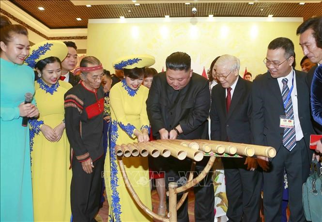 Chủ tịch Triều Tiên Kim Jong Un chơi thử nhạc cụ dân tộc Việt Nam - Anh 8