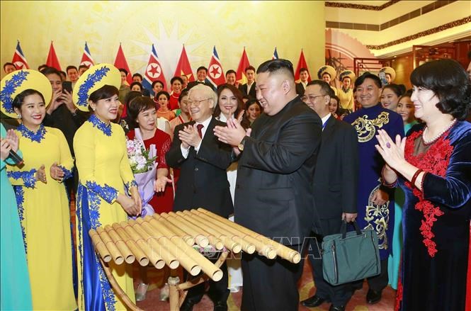 Chủ tịch Triều Tiên Kim Jong Un chơi thử nhạc cụ dân tộc Việt Nam - Anh 9