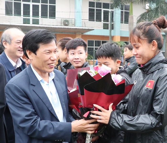 Bộ trưởng Nguyễn Ngọc Thiện thăm đội tuyển bóng đá nữ quốc gia - Anh 1