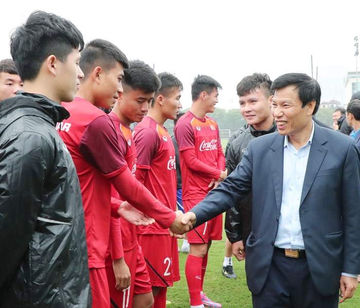 Bộ trưởng Nguyễn Ngọc Thiện thăm đội tuyển bóng đá nữ quốc gia - Anh 5