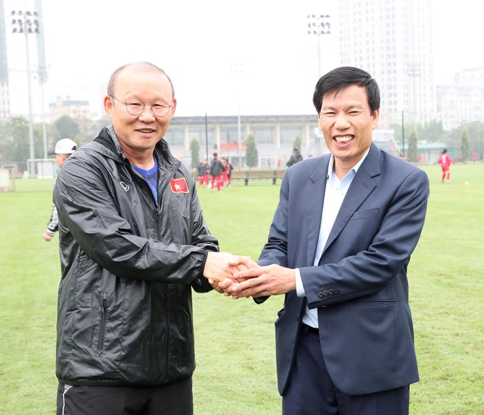 Bộ trưởng Nguyễn Ngọc Thiện thăm đội tuyển bóng đá nữ quốc gia - Anh 4