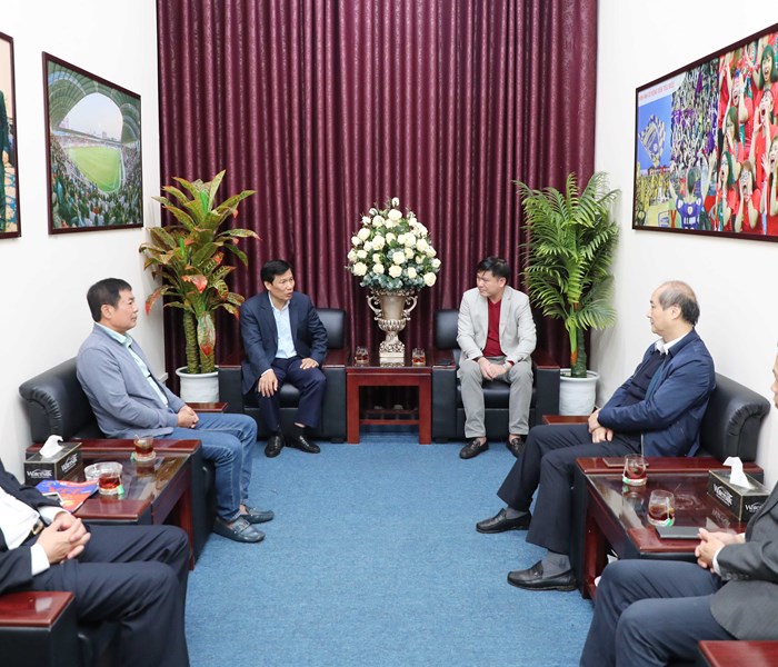 Bộ trưởng Nguyễn Ngọc Thiện thăm đội tuyển bóng đá nữ quốc gia - Anh 6
