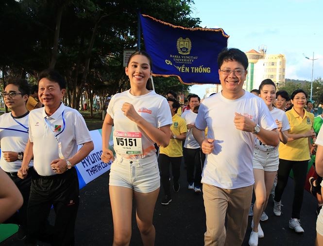 Hoa hậu Trần Tiểu Vy tham gia Ngày chạy Olympic Vì sức khỏe toàn dân - Anh 2