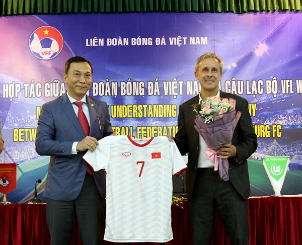 Cựu danh thủ Pierre Michael Littbarski đến Việt Nam - Anh 1