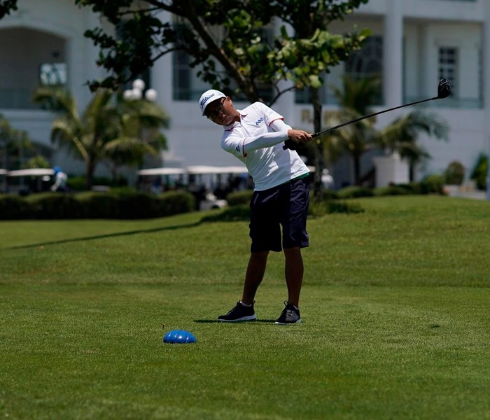 Nguyễn Vũ Quốc Anh tạm dẫn đầu Giải golf FLC Hà Nội junior golf tour - Anh 2