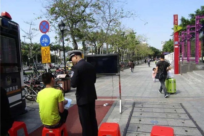 Trung Quốc: Người vi phạm giao thông phải lên mạng xin lỗi - Anh 1