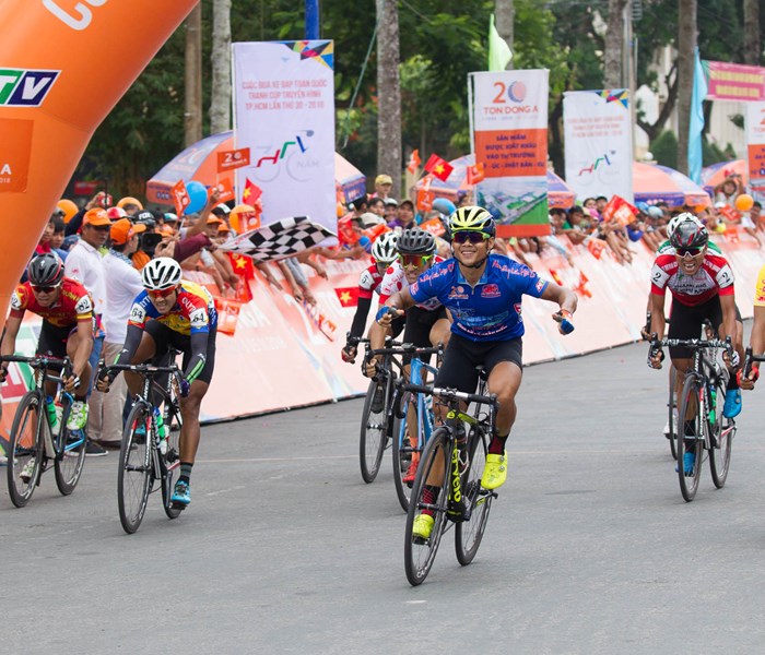 Chặng 23 giải xe đạp Cúp Truyền hình TP.HCM:​ Áo xanh Lê Nguyệt Minh lần thứ 6 thắng chặng - Anh 1