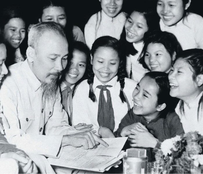 Bác Hồ với việc hình thành nơi đọc sách báo cho nhân dân và trẻ em - Anh 1