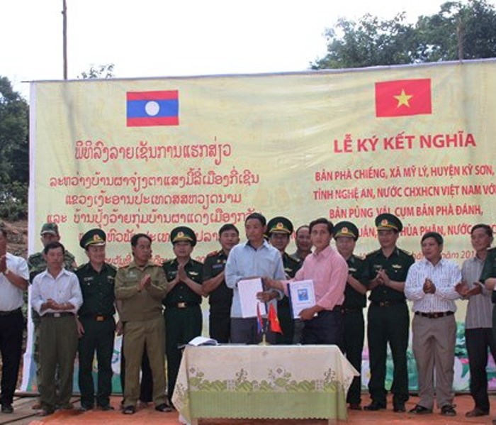 Cặp bản thứ 19 ở biên giới Việt Nam - Lào tổ chức ký kết nghĩa - Anh 1