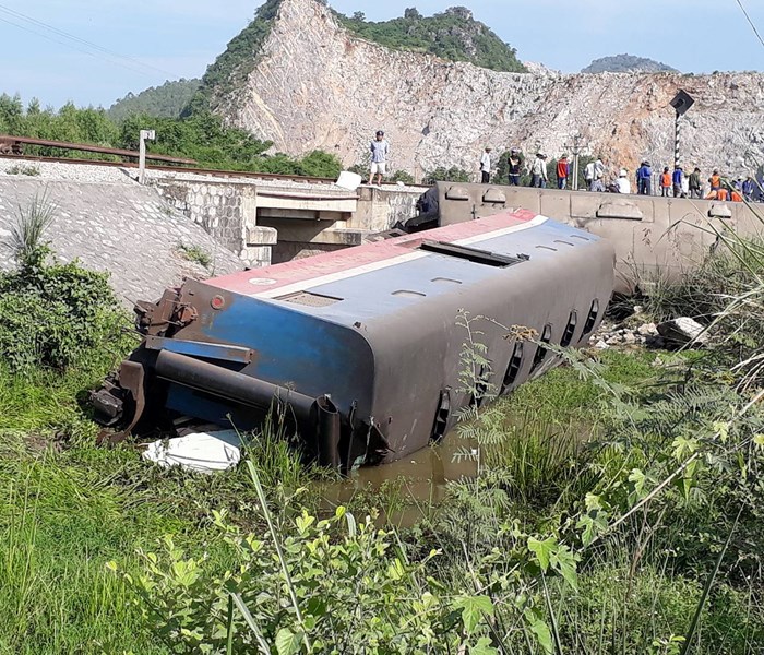 Tàu hỏa đâm xe tải khiến 11 người thương vong ở Thanh Hóa: Công an triệu tập 2 nhân viên gác chắn tàu - Anh 2