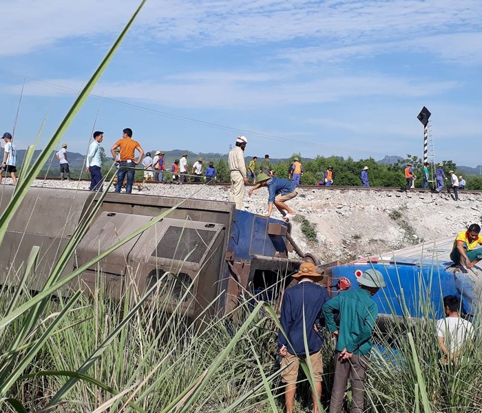 Tàu hỏa đâm xe tải khiến 11 người thương vong ở Thanh Hóa: Công an triệu tập 2 nhân viên gác chắn tàu - Anh 3