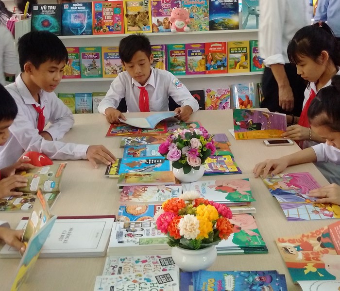 Bộ VHTTDL: Trao tặng thư viện cho các trường học ở huyện miền núi Lạc Sơn - Anh 1