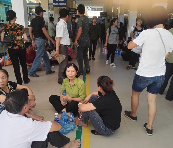 Bệnh viện Việt Đức: người nhà bệnh nhân ngồi la liệt ở khoa khám bệnh - Anh 1