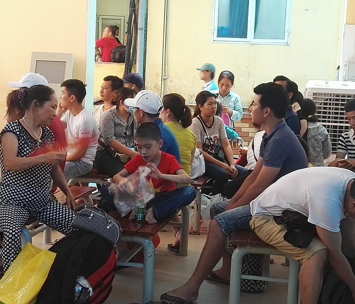 Bệnh viện Việt Đức: người nhà bệnh nhân ngồi la liệt ở khoa khám bệnh - Anh 3