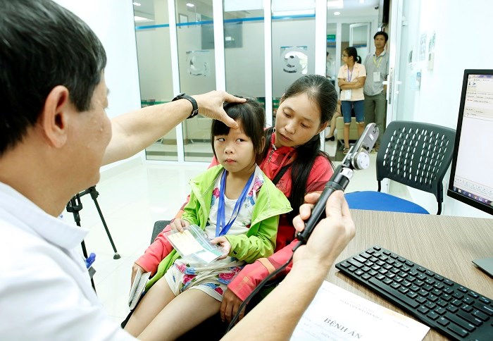 Phẫu thuật mắt miễn phí cho trẻ em Tuyên Quang - Anh 1
