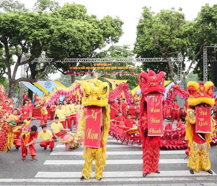 Lễ hội đường phố Hà Nội  kỉ niệm 10 năm điều chỉnh địa giới hành chính - Anh 1