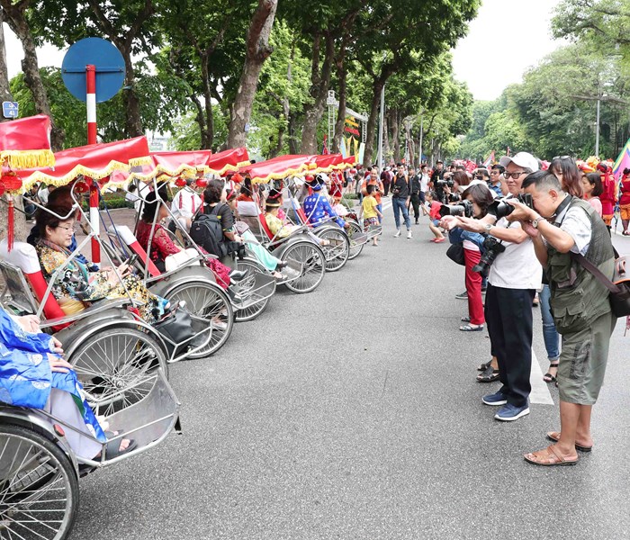 Lễ hội đường phố Hà Nội  kỉ niệm 10 năm điều chỉnh địa giới hành chính - Anh 5