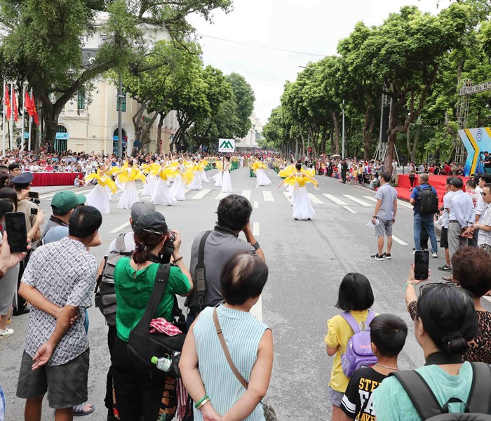 Lễ hội đường phố Hà Nội  kỉ niệm 10 năm điều chỉnh địa giới hành chính - Anh 14