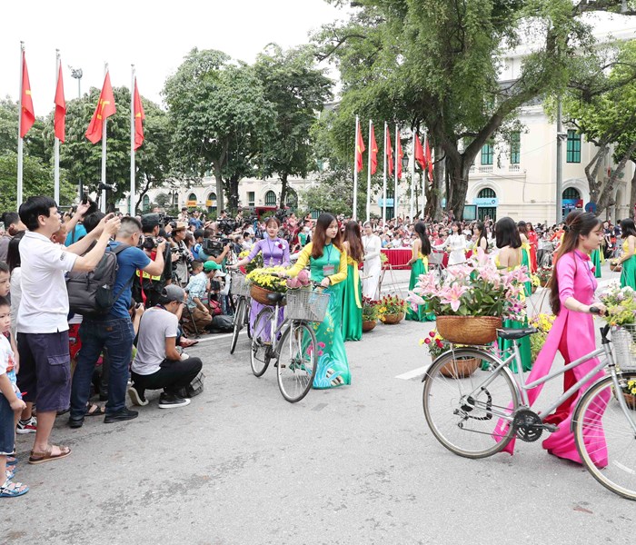 Lễ hội đường phố Hà Nội  kỉ niệm 10 năm điều chỉnh địa giới hành chính - Anh 6