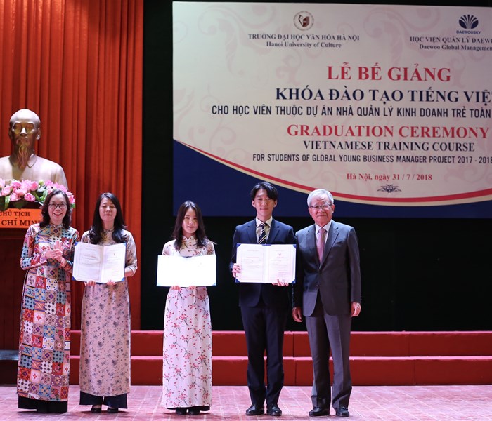 Hơn 90 học viên Hàn Quốc nhận chứng chỉ thành thạo tiếng Việt - Anh 1