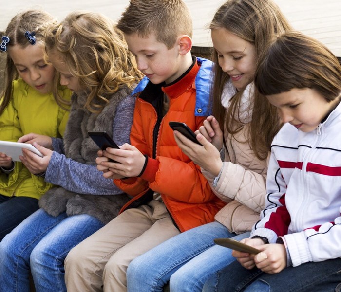 Pháp: Cấm sử dụng điện thoại thông minh trong trường học - Anh 1