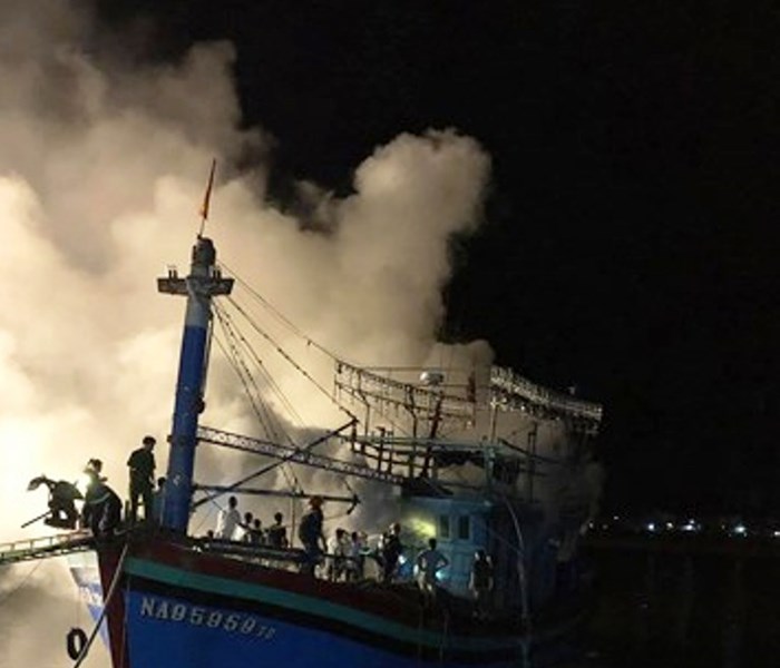 Nghệ An: Cháy tàu cá thiệt hại hàng tỉ đồng - Anh 1