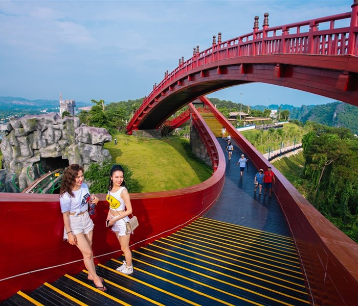 Khám phá Cầu Koi tuyệt đẹp giữa Vườn Nhật Sun World Halong Complex - Anh 2