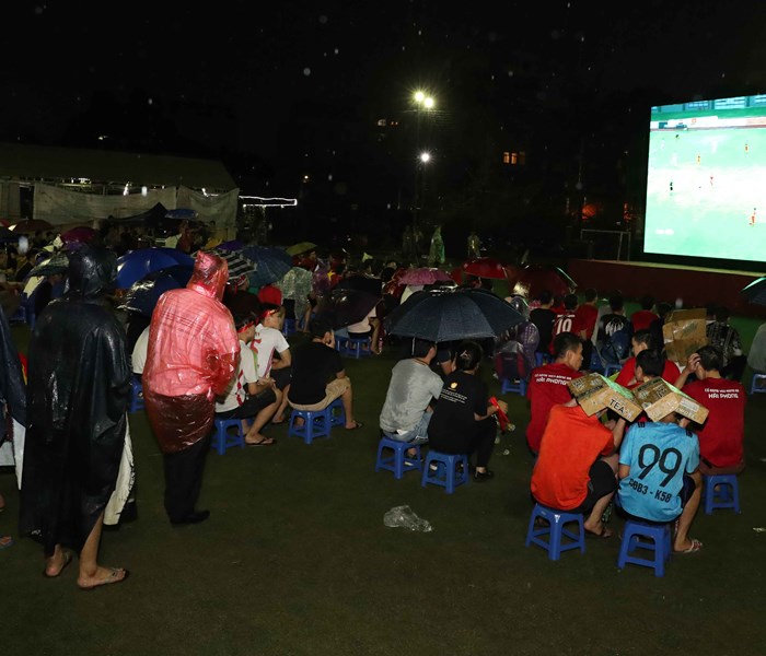 Đội mưa cổ vũ cho đội tuyển U23 Việt Nam - Anh 2