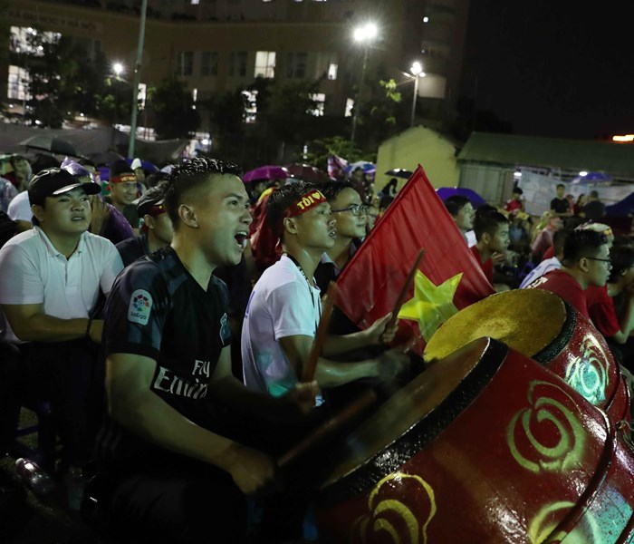 Đội mưa cổ vũ cho đội tuyển U23 Việt Nam - Anh 3
