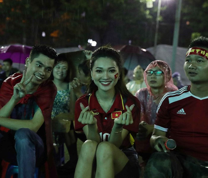 Đội mưa cổ vũ cho đội tuyển U23 Việt Nam - Anh 5