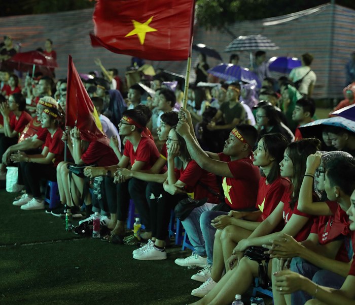 Đội mưa cổ vũ cho đội tuyển U23 Việt Nam - Anh 6