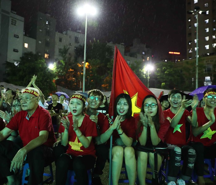 Đội mưa cổ vũ cho đội tuyển U23 Việt Nam - Anh 7