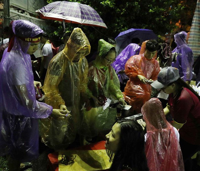 Đội mưa cổ vũ cho đội tuyển U23 Việt Nam - Anh 8
