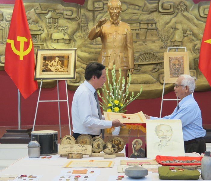 Bảo tàng Hồ Chí Minh tại Huế: Tiếp nhận 189 hiện vật, tư liệu quý - Anh 1