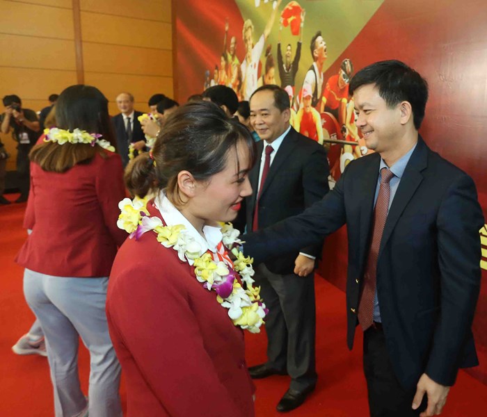 Bộ trưởng Nguyễn Ngọc Thiện đón Đoàn thể thao Việt Nam - Anh 8