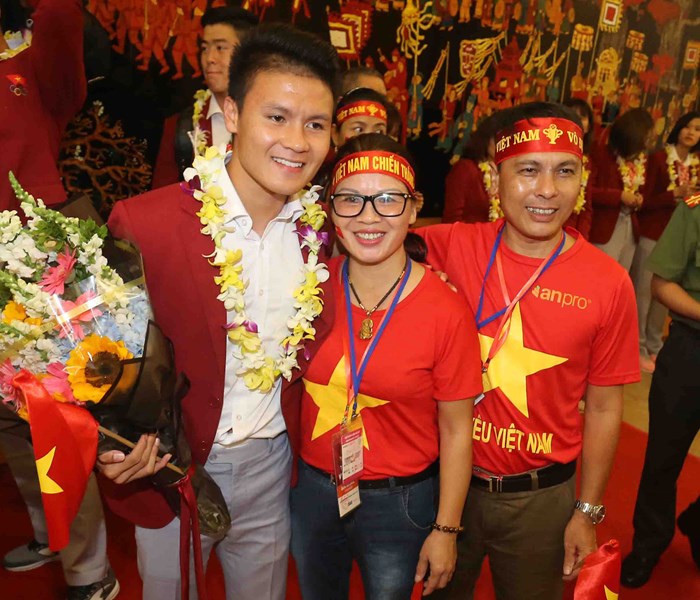 Bộ trưởng Nguyễn Ngọc Thiện đón Đoàn thể thao Việt Nam - Anh 9