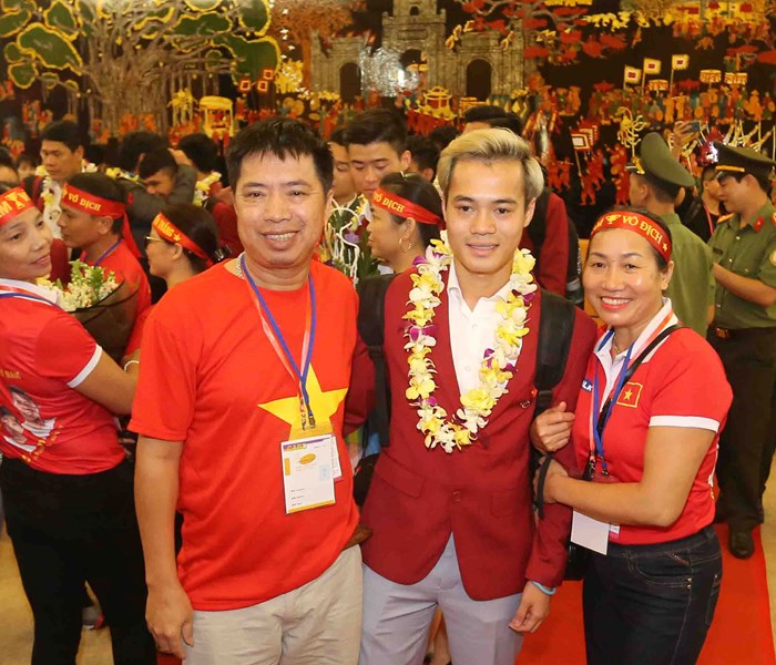 Bộ trưởng Nguyễn Ngọc Thiện đón Đoàn thể thao Việt Nam - Anh 10