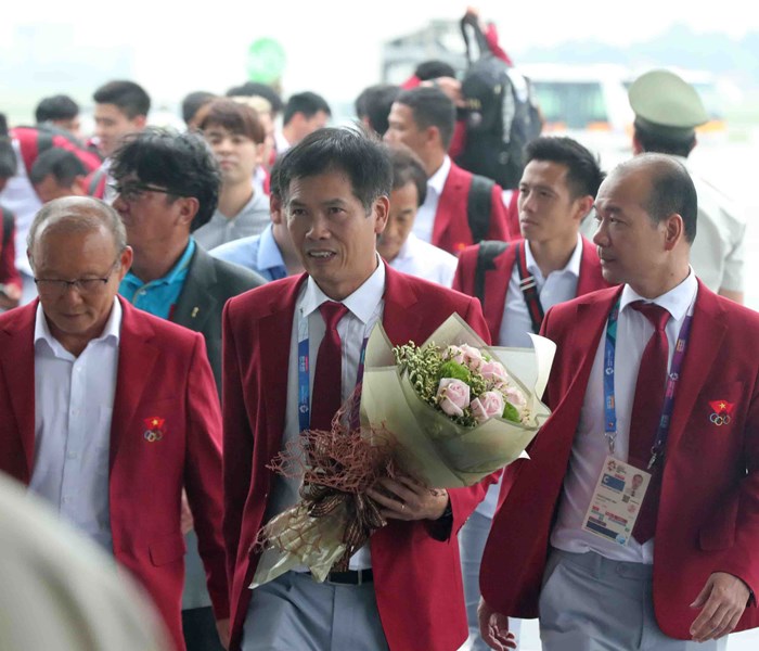 Bộ trưởng Nguyễn Ngọc Thiện đón Đoàn thể thao Việt Nam - Anh 2