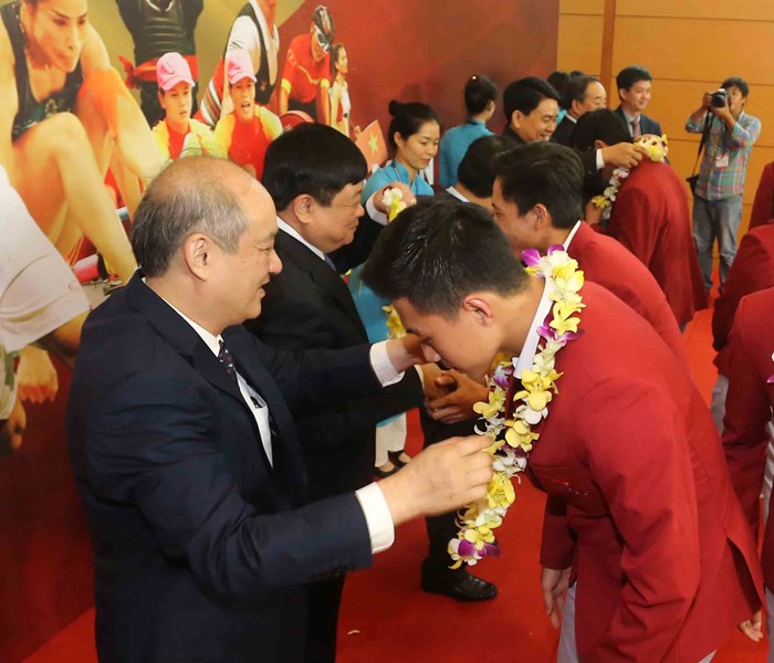 Bộ trưởng Nguyễn Ngọc Thiện đón Đoàn thể thao Việt Nam - Anh 12
