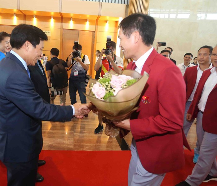 Bộ trưởng Nguyễn Ngọc Thiện đón Đoàn thể thao Việt Nam - Anh 4