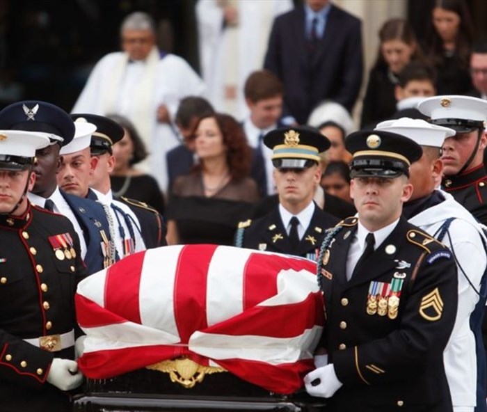 Mỹ tổ chức quốc tang, tiễn John McCain về nơi an nghỉ cuối cùng - Anh 1